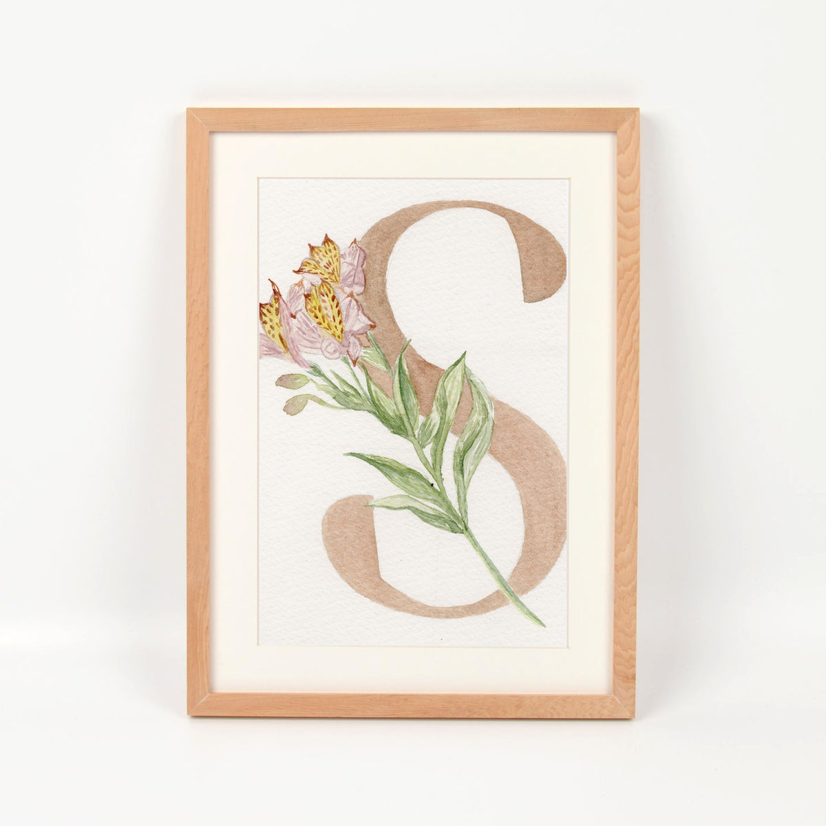 Inicial S con alstroemeria enmarcado en madera nativa