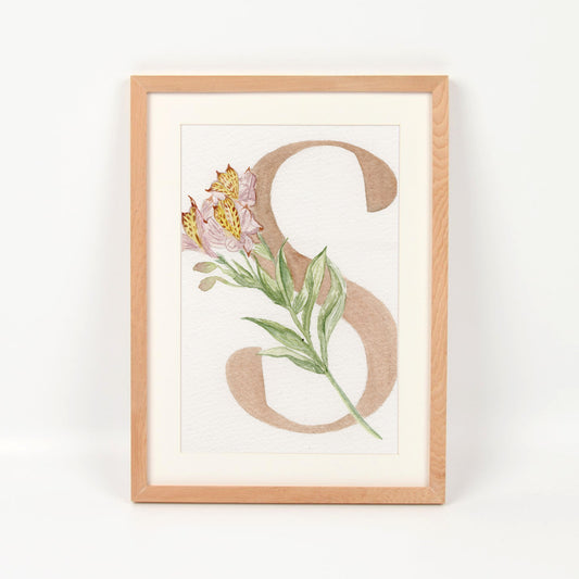 Inicial S con alstroemeria enmarcado en madera nativa